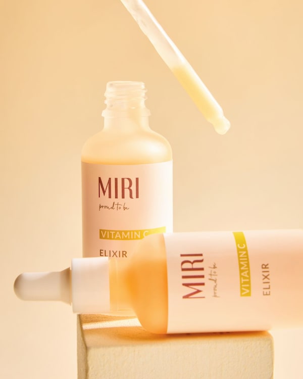 Background for Hol&nbsp;dir&nbsp;den&nbsp;Frischekick&nbsp;in&nbsp;der&nbsp;Flasche.&nbsp;🍊💦&nbsp;Das&nbsp;Vitamin&nbsp;C&nbsp;Elixir&nbsp;enthält&nbsp;wertvolle&nbsp;Superfoods&nbsp;wie&nbsp;Acai,&nbsp;Granatapfel&nbsp;und&nbsp;Orange.&nbsp;Probiers&nbsp;aus&nbsp;und&nbsp;freu&nbsp;dich&nbsp;über&nbsp;ein&nbsp;ebenmäßiges&nbsp;und&nbsp;hydratisiertes&nbsp;Hautgefühl.&nbsp;💛