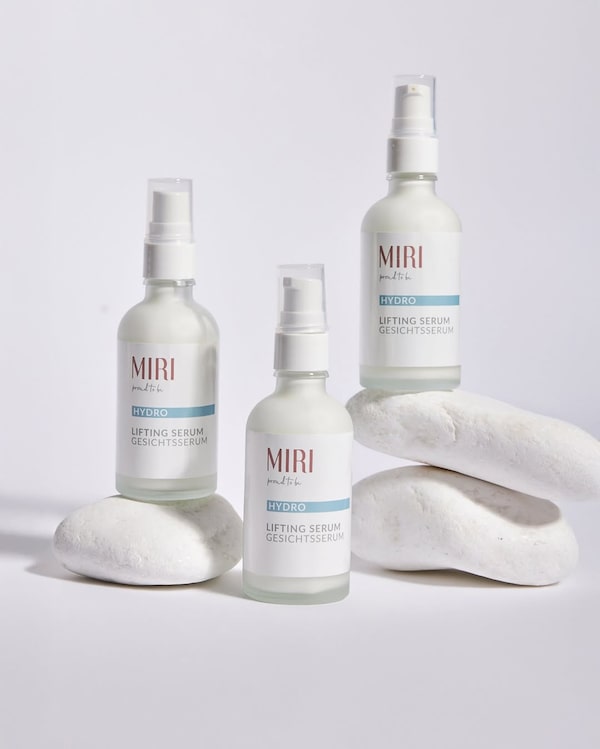 Background for ✨&nbsp;"Natürlich&nbsp;schön&nbsp;mit&nbsp;MIRI"<br/>Entdecke&nbsp;mein&nbsp;Hydro&nbsp;Lifting&nbsp;Serum&nbsp;von:<br/><br/>Straffend&nbsp;&&nbsp;feuchtigkeitsspendend:&nbsp;Mit&nbsp;innovativen&nbsp;Lifting-Peptiden&nbsp;und&nbsp;X-linked&nbsp;Hyaluronsäure&nbsp;für&nbsp;ein&nbsp;glattes,&nbsp;jugendliches&nbsp;Hautbild.<br/><br/>Reich&nbsp;an&nbsp;Aprikosenkernöl:&nbsp;Pflegt&nbsp;die&nbsp;Haut&nbsp;intensiv&nbsp;und&nbsp;schützt&nbsp;vor&nbsp;Feuchtigkeitsverlust.<br/><br/>Für&nbsp;normale&nbsp;Haut&nbsp;ab&nbsp;35&nbsp;Jahren:&nbsp;Optimiert&nbsp;für&nbsp;die&nbsp;Bedürfnisse&nbsp;reiferer&nbsp;Haut.<br/>Ohne&nbsp;Duftstoffe,&nbsp;Silikone&nbsp;&&nbsp;Parabene:&nbsp;Für&nbsp;ein&nbsp;reines&nbsp;Hautgefühl&nbsp;ohne&nbsp;Kompromisse.<br/><br/>Verwöhne&nbsp;deine&nbsp;Haut&nbsp;mit&nbsp;dieser&nbsp;luxuriösen&nbsp;Pflege&nbsp;–&nbsp;für&nbsp;ein&nbsp;strahlendes,&nbsp;selbstbewusstes&nbsp;Ich.&nbsp;💕