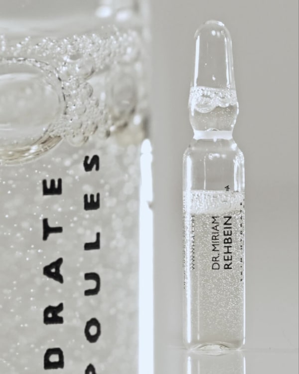 Background for 💦&nbsp;Hydration,&nbsp;die&nbsp;unter&nbsp;die&nbsp;Haut&nbsp;geht&nbsp;–&nbsp;mit&nbsp;kraftvollen&nbsp;Wirkstoffen&nbsp;für&nbsp;sichtbar&nbsp;glattere,&nbsp;erfrischte&nbsp;Haut.&nbsp;Probier's&nbsp;aus.&nbsp;☺️