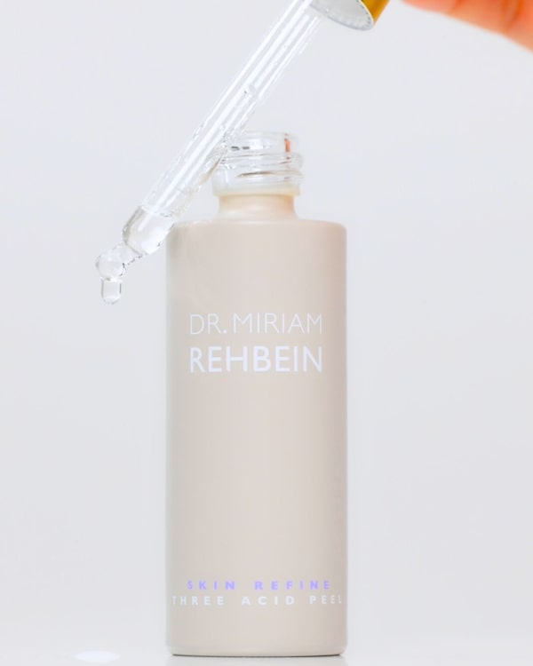 Background for Bei&nbsp;trockener&nbsp;Haut,&nbsp;Abends&nbsp;zur&nbsp;Regeneration&nbsp;oder&nbsp;vor&nbsp;dem&nbsp;Sonnenbad&nbsp;–&nbsp;mit&nbsp;dem&nbsp;Skin&nbsp;Refine&nbsp;Three&nbsp;Acid&nbsp;Peel&nbsp;holst&nbsp;du&nbsp;das&nbsp;Maximum&nbsp;aus&nbsp;deiner&nbsp;Skincare-Routine&nbsp;heraus.&nbsp;✨🌟