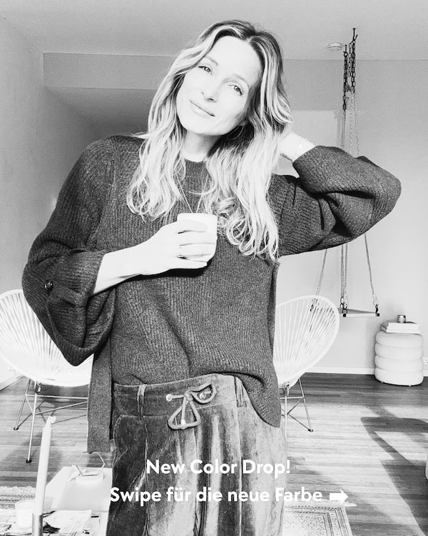 Background for Gestern&nbsp;habe&nbsp;ich&nbsp;im&nbsp;Livestream&nbsp;eine&nbsp;neue&nbsp;Farbe&nbsp;des&nbsp;It-Pullis&nbsp;von&nbsp;C’est&nbsp;Paris&nbsp;enthüllt.&nbsp;Swipe&nbsp;nach&nbsp;links&nbsp;für&nbsp;den&nbsp;Reveal,&nbsp;wie&nbsp;gefällt&nbsp;dir&nbsp;die&nbsp;Farbe?&nbsp;Schreib&nbsp;es&nbsp;uns&nbsp;in&nbsp;den&nbsp;Kommentaren!&nbsp;♥️