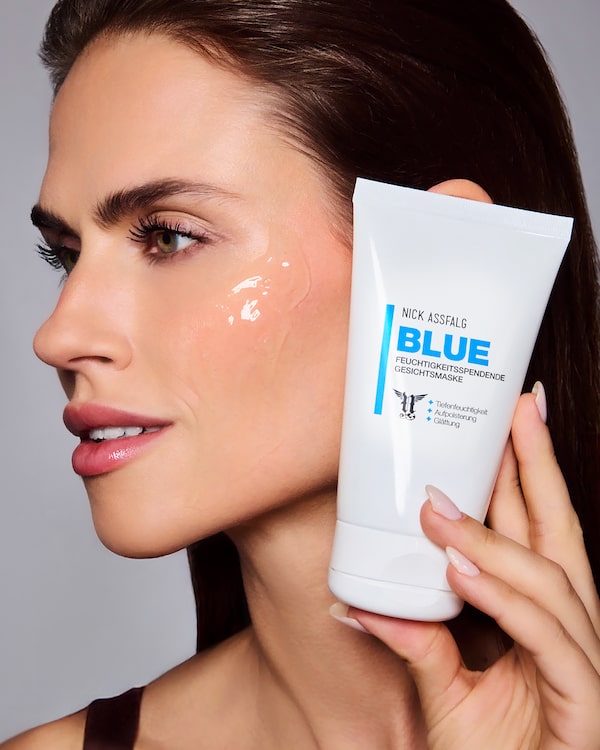 Background for Dein&nbsp;Glow-up&nbsp;in&nbsp;nur&nbsp;60&nbsp;Min&nbsp;✨&nbsp;Die&nbsp;BLUE&nbsp;Maske&nbsp;von&nbsp;Nick&nbsp;Assfalg<br/>spendet&nbsp;intensive&nbsp;Feuchtigkeit&nbsp;und&nbsp;lässt&nbsp;deine&nbsp;Haut&nbsp;strahlen&nbsp;–&nbsp;prall,&nbsp;frisch&nbsp;und&nbsp;ready&nbsp;to&nbsp;shine!💧💙