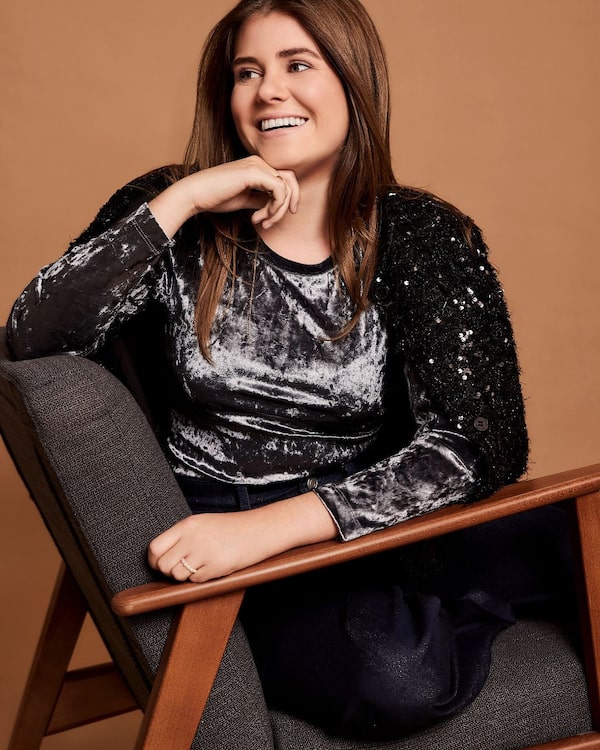 Background for Mit&nbsp;diesem&nbsp;Glam&nbsp;Look&nbsp;bist&nbsp;du&nbsp;jetzt&nbsp;schon&nbsp;bereit&nbsp;für&nbsp;die&nbsp;Holiday&nbsp;Season.&nbsp;Die&nbsp;glitzernde&nbsp;Jacke&nbsp;und&nbsp;das&nbsp;schimmernde&nbsp;Top&nbsp;verleihen&nbsp;der&nbsp;klassischen&nbsp;Jeans&nbsp;einen&nbsp;glanzvollen&nbsp;Touch.&nbsp;✨😍