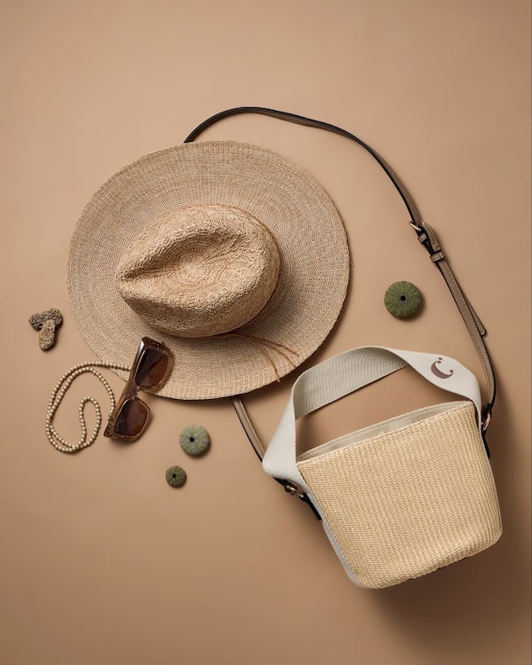 Background for Summer&nbsp;Essentials&nbsp;von&nbsp;C’est&nbsp;Paris&nbsp;by&nbsp;C’est&nbsp;tout&nbsp;by&nbsp;Katja&nbsp;Will&nbsp;im&nbsp;Sale!&nbsp;🔥&nbsp;<br/>Elevate&nbsp;deine&nbsp;Sommerlooks&nbsp;mit&nbsp;coolen&nbsp;Taschen,&nbsp;Hüten&nbsp;oder&nbsp;coolen&nbsp;Sonnenbrillen.&nbsp;👜😎👒✨️