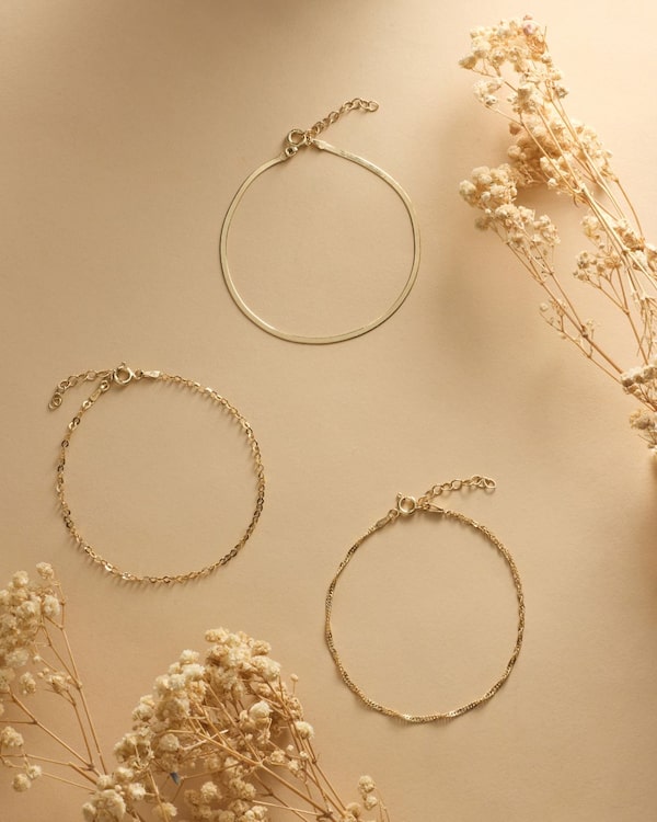 Background for 3&nbsp;Engel&nbsp;für&nbsp;dein&nbsp;Handgelenk!&nbsp;👼✨️&nbsp;Die&nbsp;filigranen&nbsp;Armbänder&nbsp;von&nbsp;Aleks&nbsp;Sternen&nbsp;verzaubern&nbsp;in&nbsp;verschiedenen&nbsp;Designs.&nbsp;Wirst&nbsp;du&nbsp;sie&nbsp;zusammen&nbsp;oder&nbsp;einzeln&nbsp;tragen?