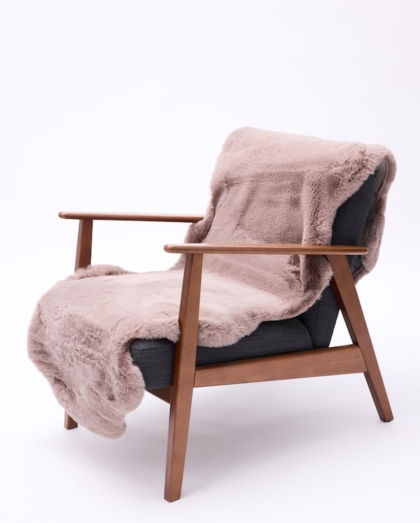 Background for Dein&nbsp;Zuhause&nbsp;braucht&nbsp;mehr&nbsp;Gemütlichkeit?&nbsp;Der&nbsp;Läufer&nbsp;„Britt“&nbsp;im&nbsp;Schaffell-Look&nbsp;von&nbsp;Edelzeit&nbsp;macht’s&nbsp;dir&nbsp;leicht&nbsp;–&nbsp;und&nbsp;superweich.&nbsp;🤍🧸✨