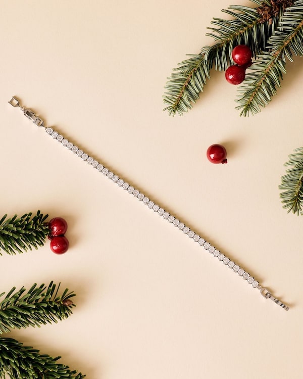 Background for JETZT&nbsp;28%&nbsp;SPAREN!&nbsp;Shine&nbsp;bright&nbsp;✨&nbsp;Das&nbsp;Tennisarmband&nbsp;von&nbsp;Alfredo&nbsp;Pauly&nbsp;mit&nbsp;42&nbsp;funkelnden&nbsp;Zirkonia&nbsp;Steinen&nbsp;bringt&nbsp;Glam&nbsp;in&nbsp;jeden&nbsp;Look&nbsp;–&nbsp;ob&nbsp;elegant,&nbsp;casual&nbsp;oder&nbsp;für&nbsp;besondere&nbsp;Momente.&nbsp;💛💫