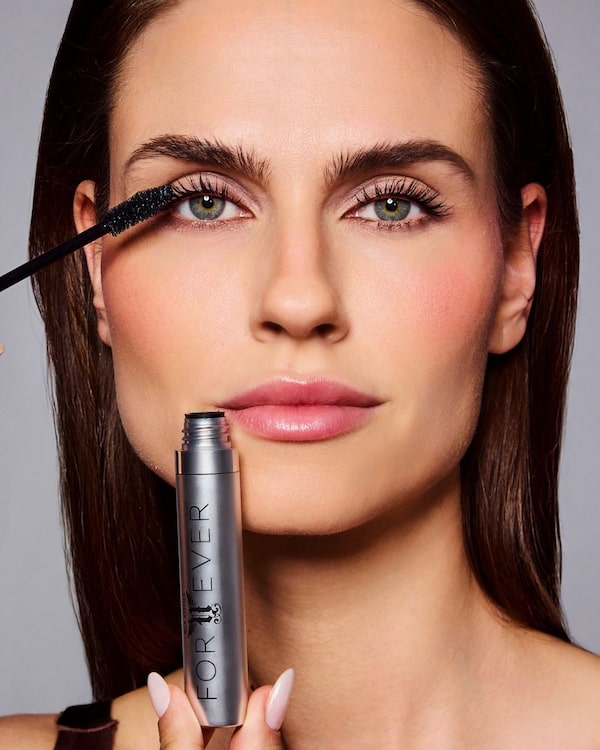 Background for 💫&nbsp;4-in-1-Power&nbsp;für&nbsp;DEINEn&nbsp;AUGENblick&nbsp;💫<br/>Schwung,&nbsp;Länge,&nbsp;Dichte&nbsp;&&nbsp;Volumen.<br/><br/>36&nbsp;Stunden&nbsp;Halt,&nbsp;tiefschwarzes&nbsp;Finish&nbsp;und&nbsp;kein&nbsp;Verschmieren&nbsp;–&nbsp;für&nbsp;makellose&nbsp;Augen,&nbsp;die&nbsp;den&nbsp;ganzen&nbsp;Tag&nbsp;strahlen!&nbsp;👁️<br/><br/>✨&nbsp;Pflegt&nbsp;und&nbsp;stärkt&nbsp;die&nbsp;Wimpern&nbsp;mit&nbsp;integriertem&nbsp;Wimpernserum&nbsp;bei&nbsp;jeder&nbsp;Anwendung.<br/>🌿&nbsp;Acacia&nbsp;Senegal&nbsp;Gum&nbsp;–&nbsp;sorgt&nbsp;für&nbsp;besseren&nbsp;Halt&nbsp;und&nbsp;Pflege,&nbsp;als&nbsp;natürlicher&nbsp;Filmbildner.<br/>🌱&nbsp;Tropolone&nbsp;–&nbsp;antioxidativ,&nbsp;für&nbsp;maximale&nbsp;Produktstabilität.<br/>🌾&nbsp;Oryza&nbsp;Sativa&nbsp;Cera&nbsp;(Reiswachs)&nbsp;–&nbsp;pflegt&nbsp;und&nbsp;glättet&nbsp;die&nbsp;Wimpern&nbsp;für&nbsp;einen&nbsp;noch&nbsp;intensiveren&nbsp;Effekt.<br/>💧&nbsp;PEG-frei,&nbsp;silikonfrei,&nbsp;ohne&nbsp;Mineralöl&nbsp;–&nbsp;ideal&nbsp;für&nbsp;empfindliche&nbsp;Augen.