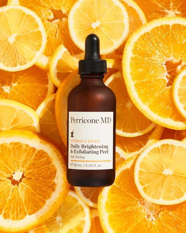 Background for Die&nbsp;Zauberkraft&nbsp;von&nbsp;Vitamin&nbsp;C&nbsp;🍊☀️<br/><br/>Wenn&nbsp;man&nbsp;doch&nbsp;nur&nbsp;zaubern&nbsp;könnte...&nbsp;warte&nbsp;mal.&nbsp;Das&nbsp;geht&nbsp;doch!&nbsp;<br/>Einmal&nbsp;laut&nbsp;vorlesen&nbsp;und&nbsp;den&nbsp;Zeigefinger&nbsp;schwingen.&nbsp;🧙🏼‍♂️💫🪄<br/><br/>Wie&nbsp;verfliegt&nbsp;der&nbsp;matte&nbsp;Schatten,<br/>wie&nbsp;wird&nbsp;fahle&nbsp;Haut&nbsp;viel&nbsp;heller?<br/>Wie&nbsp;wird&nbsp;morgens&nbsp;das&nbsp;Gesicht<br/>frisch&nbsp;und&nbsp;glatt&nbsp;im&nbsp;Tageslicht?<br/><br/>Täglich&nbsp;träumt&nbsp;man&nbsp;von&nbsp;dem&nbsp;Einen,<br/>das&nbsp;die&nbsp;Haut&nbsp;lässt&nbsp;strahlen,&nbsp;scheinen.<br/>Doch&nbsp;–&nbsp;oh&nbsp;Wunder&nbsp;–&nbsp;jetzt&nbsp;ist’s&nbsp;echt:<br/>Vitamin&nbsp;C&nbsp;Ester&nbsp;wirkt&nbsp;perfekt!<br/><br/>Peel&nbsp;ihn&nbsp;auf,&nbsp;den&nbsp;alten&nbsp;Schleier,<br/>Haut&nbsp;wird&nbsp;zart,&nbsp;der&nbsp;Teint&nbsp;wird&nbsp;freier.<br/>Photo&nbsp;Brightening&nbsp;Moisturizer&nbsp;dann&nbsp;–<br/>strafft&nbsp;und&nbsp;rafft&nbsp;die&nbsp;Zauberkraft.<br/><br/>Was&nbsp;einst&nbsp;nur&nbsp;Wunsch,&nbsp;ist&nbsp;Pflege&nbsp;pur,<br/>die&nbsp;Antwort&nbsp;liegt&nbsp;in&nbsp;der&nbsp;Textur.<br/>Nicht&nbsp;Hexerei&nbsp;–&nbsp;und&nbsp;doch&nbsp;ganz&nbsp;klar:<br/>Die&nbsp;Haut,&nbsp;sie&nbsp;strahlt&nbsp;–&nbsp;so&nbsp;wunderbar!&nbsp;✨