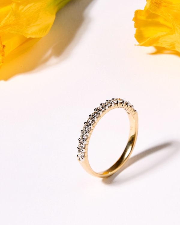 Background for Die&nbsp;Brillant-Ohrstecker&nbsp;und&nbsp;der&nbsp;passende&nbsp;Brillant-Ring&nbsp;von&nbsp;Marvin&nbsp;Kulik&nbsp;bringen&nbsp;deine&nbsp;Frühlingsoutfits&nbsp;zum&nbsp;Funkeln✨🤩