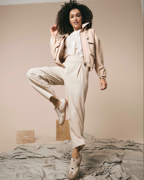 Background for Wer&nbsp;sagt,&nbsp;Beige&nbsp;sei&nbsp;langweilig?&nbsp;😏&nbsp;Tauche&nbsp;ein&nbsp;in&nbsp;Eleganz&nbsp;mit&nbsp;Attitude!&nbsp;🤎👗