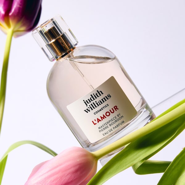 Background for Verliebe&nbsp;dich&nbsp;in&nbsp;das&nbsp;L’Amour&nbsp;Masterpiece&nbsp;Eau&nbsp;de&nbsp;Parfum&nbsp;von&nbsp;Judith&nbsp;Williams,&nbsp;kreiert&nbsp;vom&nbsp;Parfumeur&nbsp;Pierre&nbsp;Bourdon.&nbsp;💖&nbsp;Zimt,&nbsp;Marokkanische&nbsp;Rose,&nbsp;Moschus&nbsp;&&nbsp;Atlas-Zedern&nbsp;–&nbsp;sinnlich,&nbsp;warm&nbsp;und&nbsp;verführerisch.&nbsp;Eine&nbsp;Hommage&nbsp;an&nbsp;die&nbsp;Liebe.&nbsp;🌹✨