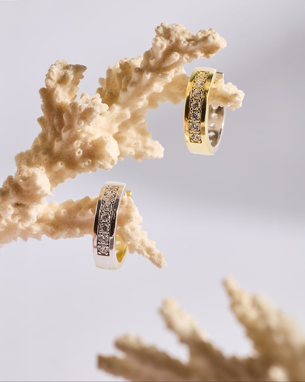 Background for ✨&nbsp;Zwei&nbsp;Looks,&nbsp;ein&nbsp;Glanzmoment:&nbsp;Die&nbsp;wendbaren&nbsp;Creolen&nbsp;von&nbsp;Pfeffinger-Schmuck&nbsp;lassen&nbsp;dich&nbsp;zwischen&nbsp;kühlem&nbsp;Silber&nbsp;und&nbsp;edlem&nbsp;Gold&nbsp;wechseln&nbsp;–&nbsp;ganz&nbsp;wie&nbsp;dein&nbsp;Outfit!&nbsp;💫&nbsp;<br/><br/>Zu&nbsp;was&nbsp;trägst&nbsp;du&nbsp;die&nbsp;raffinierten&nbsp;Schmuckstücke?💗✨