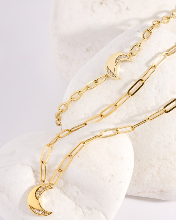 Background for Dancing&nbsp;in&nbsp;the&nbsp;Moonlight.&nbsp;🌙✨️😍&nbsp;<br/>Wir&nbsp;freuen&nbsp;uns&nbsp;jetzt&nbsp;schon&nbsp;diese&nbsp;Kombi&nbsp;aus&nbsp;Collier&nbsp;und&nbsp;Armband&nbsp;von&nbsp;Diajeune&nbsp;an&nbsp;lauen&nbsp;Sommernächten&nbsp;auszuführen.&nbsp;<br/><br/>Welches&nbsp;Finish&nbsp;ergänzt&nbsp;deine&nbsp;Looks&nbsp;–&nbsp;gelbgoldplattiert&nbsp;💛oder&nbsp;rhodiniert🤍?