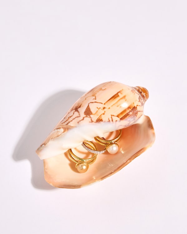 Background for Drei&nbsp;Ringe,&nbsp;viele&nbsp;Möglichkeiten:&nbsp;Kombiniere&nbsp;Silber,&nbsp;Gold&nbsp;und&nbsp;Perlen&nbsp;ganz&nbsp;nach&nbsp;deinem&nbsp;Style&nbsp;oder&nbsp;trag&nbsp;die&nbsp;Schmuckstücke&nbsp;von&nbsp;Pfeffinger-Schmuck&nbsp;solo!&nbsp;💫💍