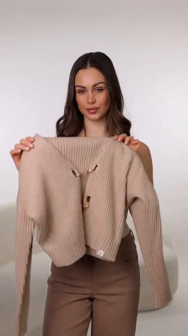 Mit&nbsp;diesem&nbsp;simplen&nbsp;Hack&nbsp;verwandelst&nbsp;du&nbsp;deinen&nbsp;Lieblingscardigan&nbsp;von&nbsp;C’est&nbsp;Paris&nbsp;by&nbsp;C’est&nbsp;tout&nbsp;in&nbsp;ein&nbsp;stylisches&nbsp;Statement&nbsp;Piece.&nbsp;Wie&nbsp;trägst&nbsp;du&nbsp;ihn&nbsp;am&nbsp;liebsten?&nbsp;🤎