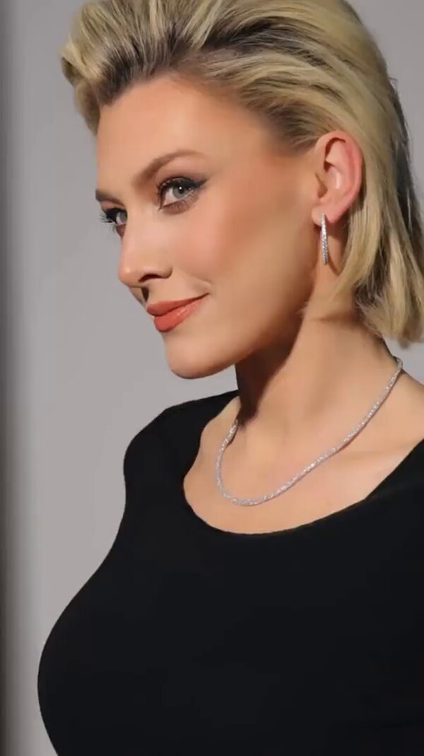 Dieser&nbsp;💎&nbsp;Schmuck&nbsp;💎&nbsp;lässt&nbsp;Herzen&nbsp;höher&nbsp;schlagen:&nbsp;<br/>Mit&nbsp;den&nbsp;Creolen&nbsp;und&nbsp;dem&nbsp;Armband&nbsp;von&nbsp;Eva&nbsp;Maria&nbsp;Pfeffinger&nbsp;,&nbsp;beide&nbsp;mit&nbsp;dem&nbsp;Zirkonia&nbsp;im&nbsp;Brillantschliff&nbsp;und&nbsp;mit&nbsp;dem&nbsp;Flechtcollier&nbsp;mit&nbsp;über&nbsp;1000&nbsp;Zirkonia-Steinen,&nbsp;wirst&nbsp;du&nbsp;garantiert&nbsp;zum&nbsp;Hingucker.