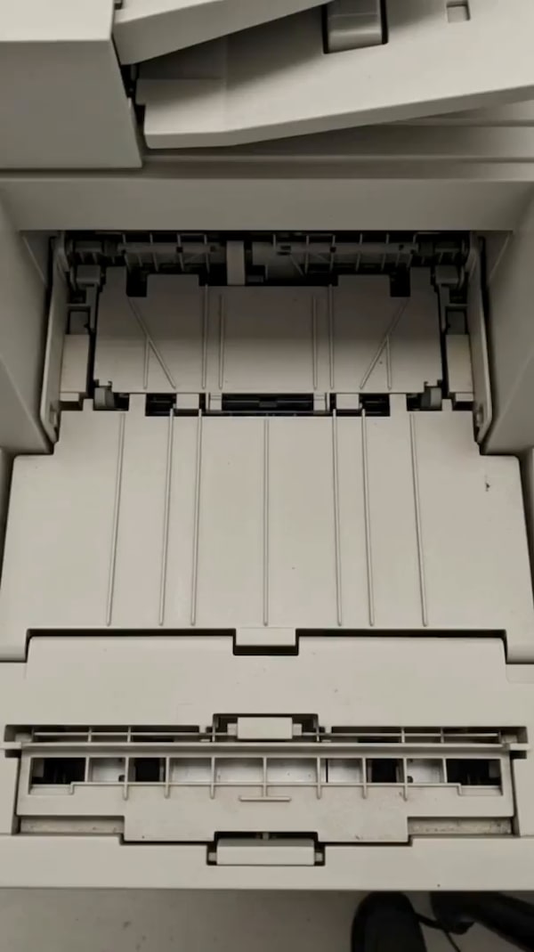 NEU:&nbsp;BEAUTY&nbsp;LOUNGE&nbsp;🧖🏼‍♀️✨&nbsp;Jetzt&nbsp;folgen&nbsp;und&nbsp;nichts&nbsp;verpassen!&nbsp;<br/>Am&nbsp;besten&nbsp;direkt&nbsp;in&nbsp;den&nbsp;Kalender&nbsp;eintragen:&nbsp;06.&nbsp;Mai&nbsp;|&nbsp;19:30&nbsp;Uhr&nbsp;<br/>Bald&nbsp;gibt’s&nbsp;mehr&nbsp;Infos&nbsp;🤫<br/><br/>PS:&nbsp;Das&nbsp;verlinkte&nbsp;Produkt&nbsp;ist&nbsp;nur&nbsp;ein&nbsp;kleiner&nbsp;Hinweis,&nbsp;nicht&nbsp;die&nbsp;neue&nbsp;Marke&nbsp;😉&nbsp;<br/>Wir&nbsp;sagen&nbsp;nur&nbsp;so&nbsp;viel:&nbsp;get&nbsp;ready!