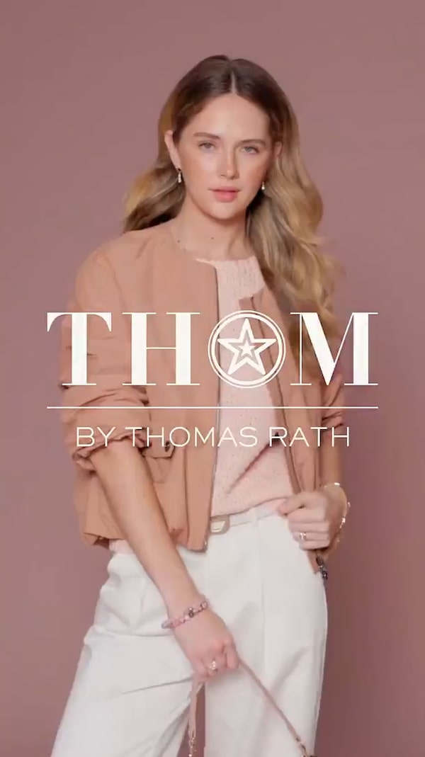 Runway&nbsp;ready!&nbsp;👜✨&nbsp;Unsere&nbsp;Fashion&nbsp;Week&nbsp;war&nbsp;da&nbsp;–&nbsp;entdecke&nbsp;jetzt&nbsp;die&nbsp;neuen&nbsp;Trendlooks&nbsp;von&nbsp;Stardesigner&nbsp;Thomas&nbsp;Rath🔥🤎<br/>Welches&nbsp;Piece&nbsp;holst&nbsp;du&nbsp;dir:&nbsp;die&nbsp;Blousson&nbsp;Jacke,&nbsp;den&nbsp;leichten&nbsp;Pullover&nbsp;oder&nbsp;die&nbsp;stylischen&nbsp;Sneaker?