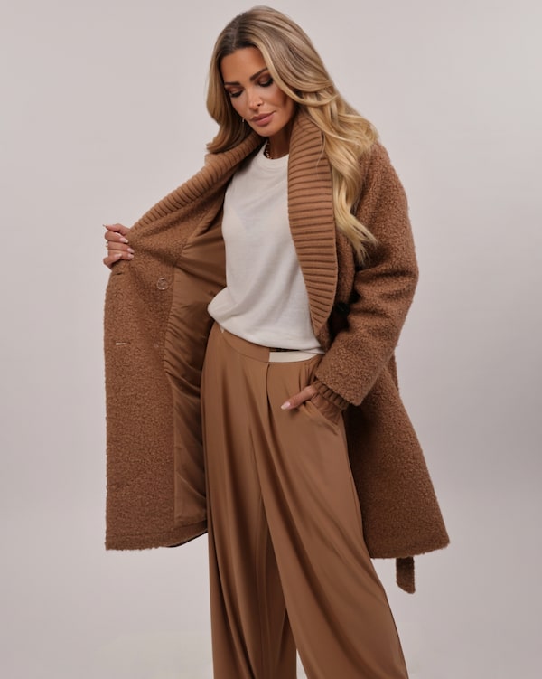 Background for 💫🧸&nbsp;Wrapped&nbsp;in&nbsp;Style!&nbsp;Der&nbsp;Mantel&nbsp;mit&nbsp;Strickrevers&nbsp;von&nbsp;BE&nbsp;GOLD&nbsp;kombiniert&nbsp;Komfort&nbsp;mit&nbsp;Klasse&nbsp;–&nbsp;für&nbsp;Looks,&nbsp;die&nbsp;warm&nbsp;und&nbsp;wow&nbsp;sind.&nbsp;🔥🧥