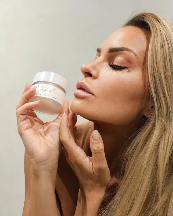 Background for Die&nbsp;Super&nbsp;Rich&nbsp;Anti-Aging&nbsp;Cream&nbsp;ist&nbsp;100&nbsp;ml&nbsp;pure&nbsp;Selfcare:&nbsp;Sie&nbsp;boostet&nbsp;Feuchtigkeit,&nbsp;Spannkraft&nbsp;&&nbsp;eine&nbsp;vitaler&nbsp;aussehende&nbsp;Haut!&nbsp;💛✨