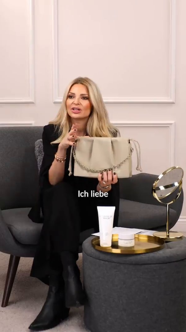 ✨&nbsp;Dein&nbsp;neues&nbsp;Lieblings-Accessoire&nbsp;wartet&nbsp;auf&nbsp;dich&nbsp;–&nbsp;jetzt&nbsp;noch&nbsp;versandkostenfrei!&nbsp;✨<br/><br/>Stil&nbsp;trifft&nbsp;Funktionalität:&nbsp;Diese&nbsp;elegante&nbsp;Umhängetasche&nbsp;ist&nbsp;der&nbsp;perfekte&nbsp;Begleiter&nbsp;für&nbsp;jeden&nbsp;Anlass.&nbsp;Ob&nbsp;Shoppingtour,&nbsp;Business-Meeting&nbsp;oder&nbsp;Dinner&nbsp;mit&nbsp;Freundinnen&nbsp;–&nbsp;mit&nbsp;ihrem&nbsp;zeitlosen&nbsp;Design&nbsp;rundet&nbsp;sie&nbsp;jedes&nbsp;Outfit&nbsp;mühelos&nbsp;ab.<br/><br/>Und&nbsp;Folgen&nbsp;nicht&nbsp;vergessen&nbsp;damit&nbsp;Du&nbsp;beim&nbsp;nächsten&nbsp;Stream&nbsp;mit&nbsp;Sonderangeboten&nbsp;dabei&nbsp;sein&nbsp;kannst!