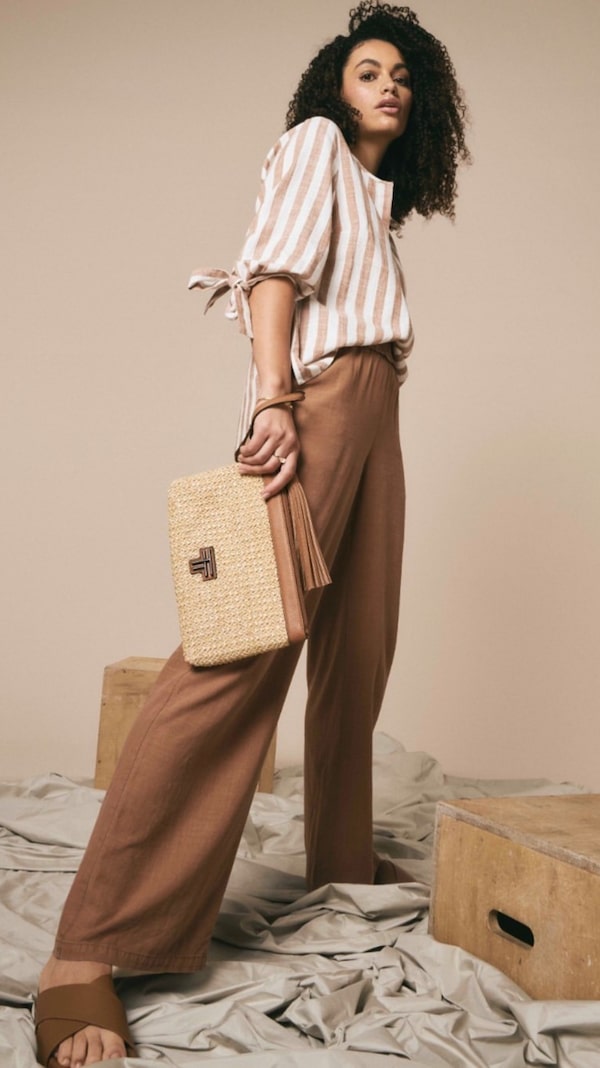 Background for New&nbsp;season,&nbsp;new&nbsp;favorite&nbsp;fit.&nbsp;💫&nbsp;Luftige&nbsp;Leinenbluse&nbsp;und&nbsp;comfy&nbsp;Pants&nbsp;von&nbsp;Thomas&nbsp;Rath&nbsp;–&nbsp;fühlt&nbsp;sich&nbsp;gut&nbsp;an,&nbsp;sieht&nbsp;noch&nbsp;besser&nbsp;aus.&nbsp;✨💕