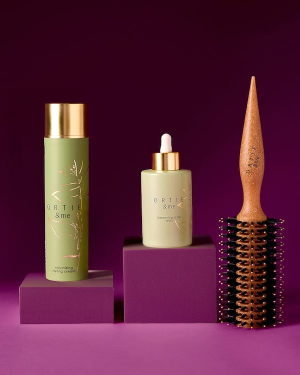 Background for Ortie&nbsp;and&nbsp;Me&nbsp;bringt&nbsp;deine&nbsp;Haare&nbsp;in&nbsp;Bestform&nbsp;–&nbsp;mit&nbsp;Highlights&nbsp;und&nbsp;Neuheiten&nbsp;zum&nbsp;Bestpreis.<br/>Sicher&nbsp;dir&nbsp;jetzt&nbsp;die&nbsp;Top-Angebote,&nbsp;wie&nbsp;das&nbsp;Balancing&nbsp;Scalp&nbsp;Elixir,&nbsp;die&nbsp;Scalp&nbsp;&&nbsp;Hair&nbsp;Coconut&nbsp;Round&nbsp;Brush&nbsp;oder&nbsp;die&nbsp;neue&nbsp;Volumizing&nbsp;Styling&nbsp;Cream&nbsp;-&nbsp;und&nbsp;das&nbsp;versandkostenfrei.&nbsp;🪮💁‍♀️🪴💚