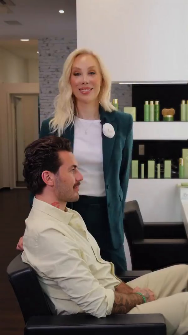 😱&nbsp;Geheimratsecken&nbsp;–&nbsp;was&nbsp;kann&nbsp;helfen?Ich&nbsp;verrate&nbsp;dir&nbsp;mein&nbsp;SOS&nbsp;Treatment&nbsp;im&nbsp;Video.&nbsp;💆‍♂️