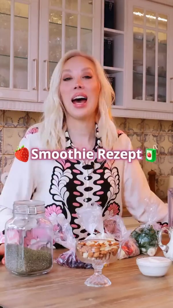 Drink&nbsp;your&nbsp;Haircare.&nbsp;💚&nbsp;Mit&nbsp;diesen&nbsp;Zutaten&nbsp;zauberst&nbsp;du&nbsp;dir&nbsp;einen&nbsp;leckeren&nbsp;Smoothie,&nbsp;den&nbsp;auch&nbsp;deine&nbsp;Haarwurzeln&nbsp;gutfinden.&nbsp;Ich&nbsp;zeige&nbsp;dir,&nbsp;wie’s&nbsp;geht.&nbsp;🧃🍓🫐🥛<br/><br/>Zutaten:<br/>🫘&nbsp;Brennnessel-Samen<br/>🌰&nbsp;Nüsse<br/>🍓&nbsp;Gefrorene&nbsp;Früchte,&nbsp;gemischt&nbsp;(z.B.&nbsp;Mango,&nbsp;Erdbeeren,&nbsp;Blaubeeren)<br/>🍶&nbsp;Joghurt<br/>🥛&nbsp;Buttermilch<br/><br/>Unbedingt&nbsp;das&nbsp;+&nbsp;neben&nbsp;meinem&nbsp;Profil&nbsp;klicken,&nbsp;um&nbsp;immer&nbsp;auf&nbsp;dem&nbsp;aktuellsten&nbsp;Stand&nbsp;zu&nbsp;bleiben