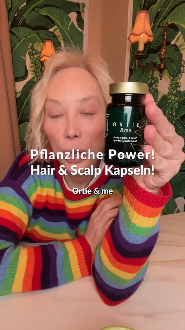 ✨&nbsp;Folgen&nbsp;&&nbsp;immer&nbsp;live&nbsp;dabei&nbsp;sein!<br/>(einfach&nbsp;auf&nbsp;den&nbsp;Button&nbsp;➕&nbsp;neben&nbsp;meinem&nbsp;Profilbild&nbsp;klicken)&nbsp;🎉<br/><br/>Gönn&nbsp;deinem&nbsp;Haar&nbsp;den&nbsp;Extrakick&nbsp;mit&nbsp;den&nbsp;Daily&nbsp;Scalp&nbsp;&&nbsp;Hair&nbsp;Green&nbsp;Kapseln!&nbsp;🌿&nbsp;Angereichert&nbsp;mit&nbsp;dem&nbsp;exklusiven&nbsp;ORTIE&nbsp;&&nbsp;me&nbsp;Balancing&nbsp;Komplex&nbsp;und&nbsp;wertvollen&nbsp;Mikronährstoffen&nbsp;wie&nbsp;Biotin,&nbsp;Selen&nbsp;und&nbsp;Zink,&nbsp;unterstützen&nbsp;sie&nbsp;dein&nbsp;Haar&nbsp;und&nbsp;deine&nbsp;Haut&nbsp;optimal.&nbsp;💚<br/><br/>Mit&nbsp;potentem&nbsp;AnaGain™&nbsp;und&nbsp;botanischen&nbsp;Extrakten&nbsp;aus&nbsp;Brennnessel,&nbsp;Kürbis&nbsp;und&nbsp;Maracuja&nbsp;hebt&nbsp;diese&nbsp;Formel&nbsp;deine&nbsp;Haar-Routine&nbsp;auf&nbsp;ein&nbsp;neues&nbsp;Level!&nbsp;✨