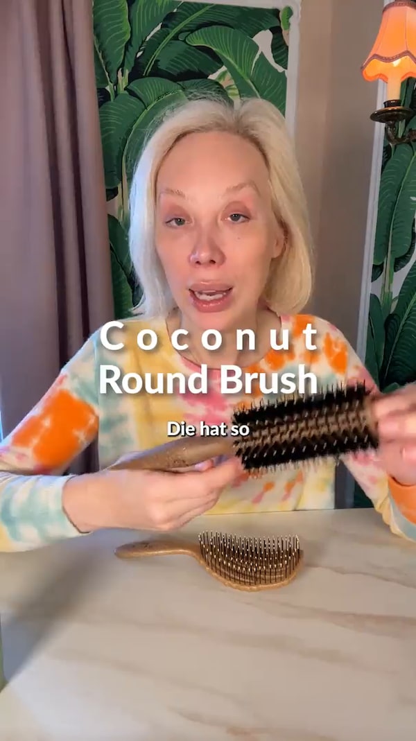 ✨&nbsp;Verbessere&nbsp;deine&nbsp;Haarpflege&nbsp;mit&nbsp;der&nbsp;Scalp&nbsp;&&nbsp;Hair&nbsp;Coconut&nbsp;Round&nbsp;Brush!&nbsp;✨&nbsp;Die&nbsp;Nylonborsten&nbsp;reduzieren&nbsp;Haarbruch&nbsp;und&nbsp;verleihen&nbsp;deinem&nbsp;Haar&nbsp;einen&nbsp;schönen&nbsp;Glanz.&nbsp;🌟&nbsp;Ergonomischer&nbsp;Griff&nbsp;und&nbsp;perfekt&nbsp;für&nbsp;alle&nbsp;Haartypen.&nbsp;Hol&nbsp;dir&nbsp;Salon-Qualität&nbsp;nach&nbsp;Hause!&nbsp;💖