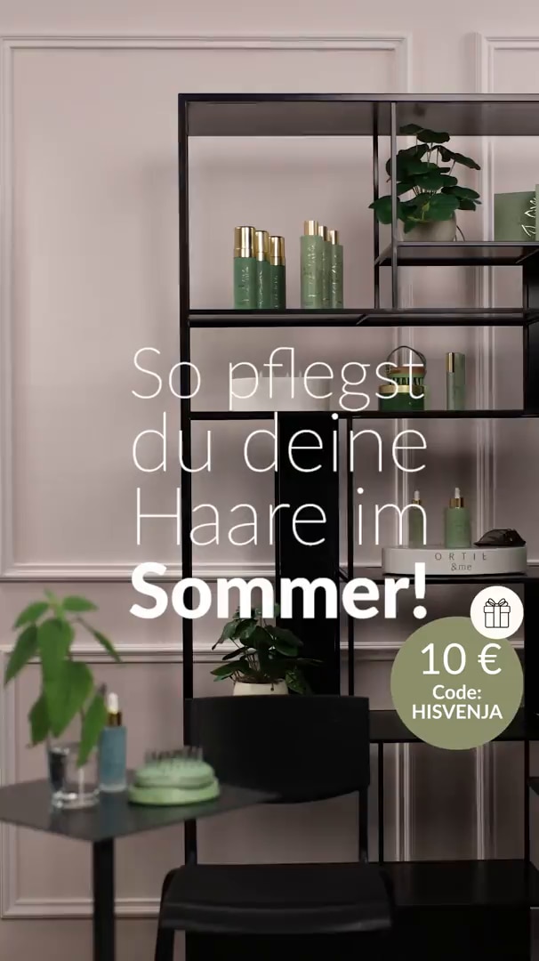 Sonne,&nbsp;Chlor&nbsp;&&nbsp;Salz&nbsp;–&nbsp;klingt&nbsp;nach&nbsp;Urlaub,&nbsp;aber&nbsp;auch&nbsp;nach&nbsp;Haarstress&nbsp;🥵<br/>Wenn&nbsp;man&nbsp;doch&nbsp;einfach&nbsp;Hyaluron&nbsp;auf&nbsp;strapazierte&nbsp;Haare&nbsp;machen&nbsp;könnte...&nbsp;Moment&nbsp;–&nbsp;das&nbsp;geht!&nbsp;Diese&nbsp;und&nbsp;weitere&nbsp;Tipps&nbsp;geb&nbsp;ich&nbsp;dir&nbsp;im&nbsp;Video.<br/>Pssst…&nbsp;aktuell&nbsp;gibt’s&nbsp;sogar&nbsp;einen&nbsp;10 €&nbsp;Probierrabatt&nbsp;🎁 &nbsp;Code:&nbsp;HISVENJA<br/><br/>👱🏼‍♀️✂️&nbsp;Hi,&nbsp;ich&nbsp;bin&nbsp;übrigens&nbsp;Svenja&nbsp;–&nbsp;Friseurmeisterin&nbsp;&&nbsp;Gründerin&nbsp;der&nbsp;Haarpflegemarke&nbsp;ORTIE&nbsp;&&nbsp;me&nbsp;🧴💆🏻‍♀️🌿<br/>Ich&nbsp;kenne&nbsp;Haarprobleme&nbsp;aus&nbsp;eigener&nbsp;Erfahrung&nbsp;(ja,&nbsp;ich&nbsp;hatte&nbsp;sogar&nbsp;mal&nbsp;eine&nbsp;Glatze!)&nbsp;und&nbsp;weiß,&nbsp;wie&nbsp;frustrierend&nbsp;das&nbsp;sein&nbsp;kann.&nbsp;Genau&nbsp;deshalb&nbsp;ist&nbsp;es&nbsp;mir&nbsp;so&nbsp;wichtig,&nbsp;mein&nbsp;Wissen&nbsp;zu&nbsp;teilen.&nbsp;In&nbsp;meinen&nbsp;Livestreams&nbsp;hier&nbsp;beantworte&nbsp;ich&nbsp;regelmäßig&nbsp;eure&nbsp;Fragen&nbsp;–&nbsp;schau&nbsp;gern&nbsp;vorbei&nbsp;und&nbsp;bring&nbsp;deine&nbsp;Themen&nbsp;mit!<br/><br/>Also&nbsp;einfach&nbsp;folgen&nbsp;&&nbsp;live&nbsp;dabei&nbsp;sein:<br/>Klick&nbsp;dafür&nbsp;auf&nbsp;den&nbsp;➕&nbsp;Button&nbsp;neben&nbsp;meinem&nbsp;Profilbild.<br/>🤳&nbsp;Und&nbsp;falls&nbsp;du&nbsp;sie&nbsp;noch&nbsp;nicht&nbsp;hast:&nbsp;In&nbsp;der&nbsp;HSE&nbsp;App&nbsp;erlebst&nbsp;du&nbsp;die&nbsp;Live-Experience&nbsp;am&nbsp;besten&nbsp;–&nbsp;einfach&nbsp;downloaden&nbsp;&&nbsp;reinschauen!