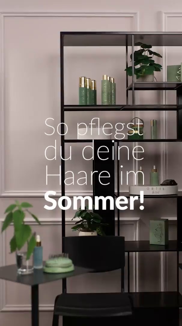Sonne,&nbsp;Chlor&nbsp;&&nbsp;Salz&nbsp;–&nbsp;klingt&nbsp;nach&nbsp;Urlaub,&nbsp;aber&nbsp;auch&nbsp;nach&nbsp;Haarstress&nbsp;🥵<br/>Wenn&nbsp;man&nbsp;doch&nbsp;einfach&nbsp;Hyaluron&nbsp;auf&nbsp;strapazierte&nbsp;Haare&nbsp;machen&nbsp;könnte...&nbsp;Moment&nbsp;–&nbsp;das&nbsp;geht!&nbsp;Diese&nbsp;und&nbsp;weitere&nbsp;Tipps&nbsp;geb&nbsp;ich&nbsp;dir&nbsp;im&nbsp;Video.<br/><br/>👱🏼‍♀️✂️&nbsp;Hi,&nbsp;ich&nbsp;bin&nbsp;übrigens&nbsp;Svenja&nbsp;–&nbsp;Friseurmeisterin&nbsp;&&nbsp;Gründerin&nbsp;der&nbsp;Haarpflegemarke&nbsp;ORTIE&nbsp;&&nbsp;me&nbsp;🧴💆🏻‍♀️🌿<br/>Ich&nbsp;kenne&nbsp;Haarprobleme&nbsp;aus&nbsp;eigener&nbsp;Erfahrung&nbsp;(ja,&nbsp;ich&nbsp;hatte&nbsp;sogar&nbsp;mal&nbsp;eine&nbsp;Glatze!)&nbsp;und&nbsp;weiß,&nbsp;wie&nbsp;frustrierend&nbsp;das&nbsp;sein&nbsp;kann.&nbsp;Genau&nbsp;deshalb&nbsp;ist&nbsp;es&nbsp;mir&nbsp;so&nbsp;wichtig,&nbsp;mein&nbsp;Wissen&nbsp;zu&nbsp;teilen.&nbsp;In&nbsp;meinen&nbsp;Livestreams&nbsp;hier&nbsp;beantworte&nbsp;ich&nbsp;regelmäßig&nbsp;eure&nbsp;Fragen&nbsp;–&nbsp;schau&nbsp;gern&nbsp;vorbei&nbsp;und&nbsp;bring&nbsp;deine&nbsp;Themen&nbsp;mit!<br/><br/>Also&nbsp;einfach&nbsp;folgen&nbsp;&&nbsp;live&nbsp;dabei&nbsp;sein:<br/>Klick&nbsp;dafür&nbsp;auf&nbsp;den&nbsp;➕&nbsp;Button&nbsp;neben&nbsp;meinem&nbsp;Profilbild.<br/>🤳&nbsp;Und&nbsp;falls&nbsp;du&nbsp;sie&nbsp;noch&nbsp;nicht&nbsp;hast:&nbsp;In&nbsp;der&nbsp;HSE&nbsp;App&nbsp;erlebst&nbsp;du&nbsp;die&nbsp;Live-Experience&nbsp;am&nbsp;besten&nbsp;–&nbsp;einfach&nbsp;downloaden&nbsp;&&nbsp;reinschauen!
