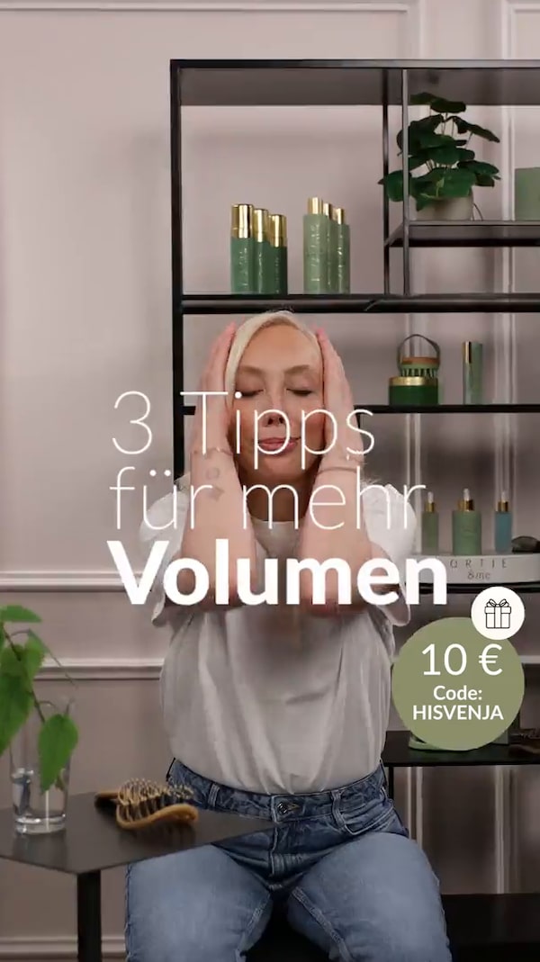 Platte&nbsp;Haare&nbsp;&&nbsp;null&nbsp;Volumen?&nbsp;Hör&nbsp;ich&nbsp;so&nbsp;oft!<br/>Wusstest&nbsp;du,&nbsp;dass&nbsp;schon&nbsp;die&nbsp;richtige&nbsp;Reinigung&nbsp;den&nbsp;Unterschied&nbsp;machen&nbsp;kann?<br/>Meine&nbsp;(Produkt-)Tipps&nbsp;für&nbsp;mehr&nbsp;Fülle&nbsp;–&nbsp;von&nbsp;Pflege&nbsp;bis&nbsp;Styling&nbsp;–&nbsp;findest&nbsp;du&nbsp;im&nbsp;Video.<br/><br/>Pssst…&nbsp;aktuell&nbsp;gibt’s&nbsp;sogar&nbsp;einen&nbsp;10 €&nbsp;Probierrabatt&nbsp;🎁 &nbsp;Code:&nbsp;HISVENJA<br/><br/>👱🏼‍♀️✂️&nbsp;Hi,&nbsp;ich&nbsp;bin&nbsp;Svenja&nbsp;–&nbsp;Friseurmeisterin&nbsp;&&nbsp;Gründerin&nbsp;der&nbsp;Haarpflegemarke&nbsp;ORTIE&nbsp;&&nbsp;me&nbsp;🧴💆🏻‍♀️🌿<br/>Ich&nbsp;kenne&nbsp;Haarprobleme&nbsp;nur&nbsp;zu&nbsp;gut&nbsp;(ich&nbsp;hatte&nbsp;sogar&nbsp;mal&nbsp;eine&nbsp;Glatze!).&nbsp;Deshalb&nbsp;ist&nbsp;es&nbsp;mir&nbsp;so&nbsp;wichtig,&nbsp;offen&nbsp;darüber&nbsp;zu&nbsp;sprechen.&nbsp;In&nbsp;meinen&nbsp;Livestreams&nbsp;beantworte&nbsp;ich&nbsp;regelmäßig&nbsp;eure&nbsp;Fragen&nbsp;–&nbsp;schau&nbsp;gern&nbsp;vorbei&nbsp;und&nbsp;bring&nbsp;deine&nbsp;Themen&nbsp;mit!<br/><br/>Also&nbsp;einfach&nbsp;folgen&nbsp;&&nbsp;live&nbsp;dabei&nbsp;sein:<br/>Klick&nbsp;dafür&nbsp;auf&nbsp;den&nbsp;➕&nbsp;Button&nbsp;neben&nbsp;meinem&nbsp;Profilbild.<br/>🤳&nbsp;Und&nbsp;falls&nbsp;du&nbsp;sie&nbsp;noch&nbsp;nicht&nbsp;hast:&nbsp;In&nbsp;der&nbsp;HSE&nbsp;App&nbsp;erlebst&nbsp;du&nbsp;die&nbsp;Live-Experience&nbsp;am&nbsp;besten&nbsp;–&nbsp;einfach&nbsp;downloaden&nbsp;&&nbsp;reinschauen!