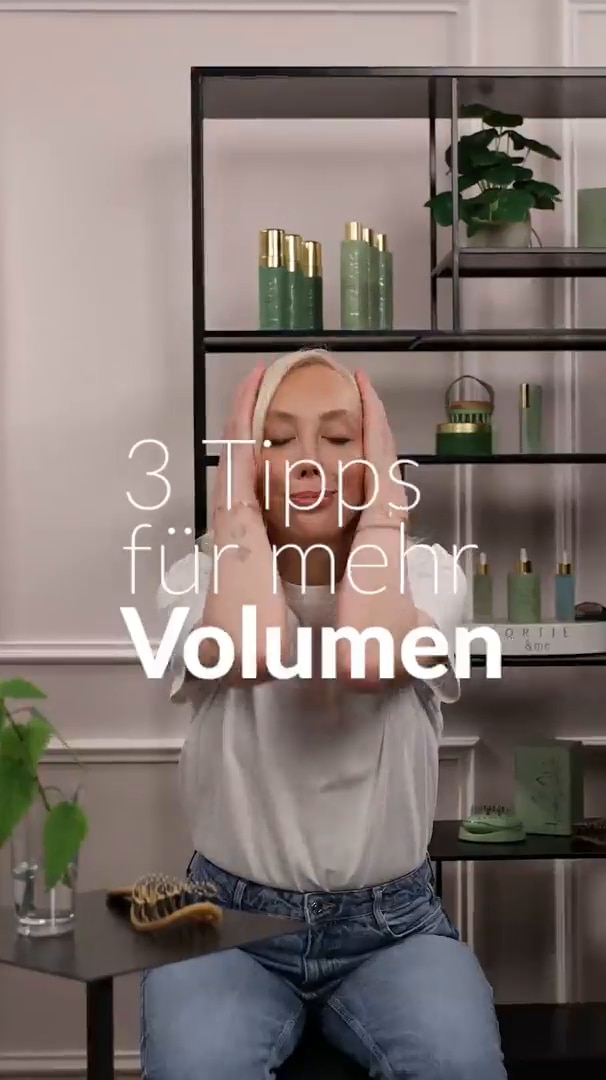 Platte&nbsp;Haare&nbsp;&&nbsp;null&nbsp;Volumen?&nbsp;Hör&nbsp;ich&nbsp;so&nbsp;oft!<br/>Wusstest&nbsp;du,&nbsp;dass&nbsp;schon&nbsp;die&nbsp;richtige&nbsp;Reinigung&nbsp;den&nbsp;Unterschied&nbsp;machen&nbsp;kann?<br/>Meine&nbsp;(Produkt-)Tipps&nbsp;für&nbsp;mehr&nbsp;Fülle&nbsp;–&nbsp;von&nbsp;Pflege&nbsp;bis&nbsp;Styling&nbsp;–&nbsp;findest&nbsp;du&nbsp;im&nbsp;Video.<br/><br/>👱🏼‍♀️✂️&nbsp;Hi,&nbsp;ich&nbsp;bin&nbsp;Svenja&nbsp;–&nbsp;Friseurmeisterin&nbsp;&&nbsp;Gründerin&nbsp;der&nbsp;Haarpflegemarke&nbsp;ORTIE&nbsp;&&nbsp;me&nbsp;🧴💆🏻‍♀️🌿<br/>Ich&nbsp;kenne&nbsp;Haarprobleme&nbsp;nur&nbsp;zu&nbsp;gut&nbsp;(ich&nbsp;hatte&nbsp;sogar&nbsp;mal&nbsp;eine&nbsp;Glatze!).&nbsp;Deshalb&nbsp;ist&nbsp;es&nbsp;mir&nbsp;so&nbsp;wichtig,&nbsp;offen&nbsp;darüber&nbsp;zu&nbsp;sprechen.&nbsp;In&nbsp;meinen&nbsp;Livestreams&nbsp;beantworte&nbsp;ich&nbsp;regelmäßig&nbsp;eure&nbsp;Fragen&nbsp;–&nbsp;schau&nbsp;gern&nbsp;vorbei&nbsp;und&nbsp;bring&nbsp;deine&nbsp;Themen&nbsp;mit!<br/><br/>Also&nbsp;einfach&nbsp;folgen&nbsp;&&nbsp;live&nbsp;dabei&nbsp;sein:<br/>Klick&nbsp;dafür&nbsp;auf&nbsp;den&nbsp;➕&nbsp;Button&nbsp;neben&nbsp;meinem&nbsp;Profilbild.<br/>🤳&nbsp;Und&nbsp;falls&nbsp;du&nbsp;sie&nbsp;noch&nbsp;nicht&nbsp;hast:&nbsp;In&nbsp;der&nbsp;HSE&nbsp;App&nbsp;erlebst&nbsp;du&nbsp;die&nbsp;Live-Experience&nbsp;am&nbsp;besten&nbsp;–&nbsp;einfach&nbsp;downloaden&nbsp;&&nbsp;reinschauen!