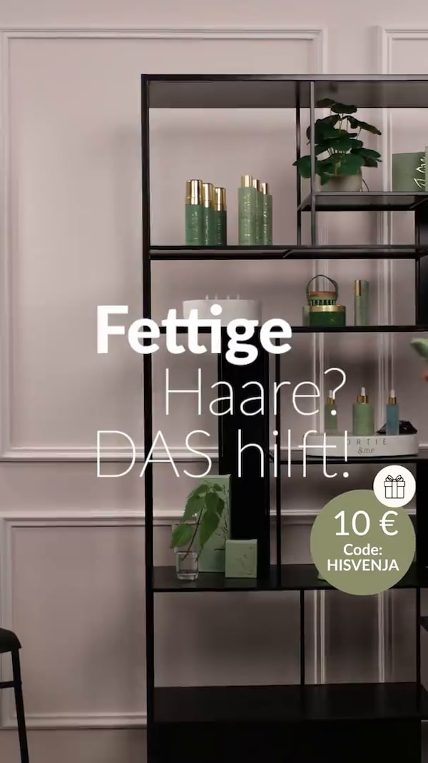 🤫&nbsp;Was&nbsp;wäre,&nbsp;wenn&nbsp;ich&nbsp;dir&nbsp;sage:&nbsp;Fettige&nbsp;Haare&nbsp;gibt’s&nbsp;gar&nbsp;nicht&nbsp;–&nbsp;nur&nbsp;eine&nbsp;fettige&nbsp;Kopfhaut!&nbsp;Klingt&nbsp;verrückt?&nbsp;Ist&nbsp;aber&nbsp;so!&nbsp;😌&nbsp;Auf&nbsp;die&nbsp;richtigen&nbsp;Produkte&nbsp;und&nbsp;Pflegeroutinen&nbsp;kommt&nbsp;es&nbsp;an.&nbsp;Schau&nbsp;gern&nbsp;in&nbsp;mein&nbsp;Video&nbsp;–&nbsp;da&nbsp;zeig&nbsp;ich&nbsp;dir,&nbsp;was&nbsp;wirklich&nbsp;hilft.<br/><br/>Pssst…&nbsp;aktuell&nbsp;gibt’s&nbsp;sogar&nbsp;einen&nbsp;10 €&nbsp;Probierrabatt&nbsp;🎁 &nbsp;Code:&nbsp;HISVENJA<br/><br/>👱🏼‍♀️✂️&nbsp;Hi,&nbsp;ich&nbsp;bin&nbsp;übrigens&nbsp;Svenja&nbsp;–&nbsp;Friseurmeisterin&nbsp;&&nbsp;Gründerin&nbsp;der&nbsp;Haarpflegemarke&nbsp;ORTIE&nbsp;&&nbsp;me&nbsp;🧴💆🏻‍♀️🌿<br/>Ich&nbsp;kenne&nbsp;Haarprobleme&nbsp;aus&nbsp;eigener&nbsp;Erfahrung&nbsp;(ja,&nbsp;sogar&nbsp;mal&nbsp;mit&nbsp;Glatze!)&nbsp;und&nbsp;weiß,&nbsp;wie&nbsp;frustrierend&nbsp;das&nbsp;sein&nbsp;kann.&nbsp;In&nbsp;meinen&nbsp;Livestreams&nbsp;beantworte&nbsp;ich&nbsp;eure&nbsp;Fragen&nbsp;–&nbsp;schau&nbsp;gern&nbsp;vorbei&nbsp;und&nbsp;bring&nbsp;deine&nbsp;Themen&nbsp;mit!<br/><br/>Also&nbsp;einfach&nbsp;folgen&nbsp;&&nbsp;live&nbsp;dabei&nbsp;sein:<br/>Klick&nbsp;dafür&nbsp;auf&nbsp;den&nbsp;➕&nbsp;Button&nbsp;neben&nbsp;meinem&nbsp;Profilbild.<br/>🤳&nbsp;Und&nbsp;falls&nbsp;du&nbsp;sie&nbsp;noch&nbsp;nicht&nbsp;hast:&nbsp;In&nbsp;der&nbsp;HSE&nbsp;App&nbsp;erlebst&nbsp;du&nbsp;die&nbsp;Live-Experience&nbsp;am&nbsp;besten&nbsp;–&nbsp;einfach&nbsp;downloaden&nbsp;&&nbsp;reinschauen!