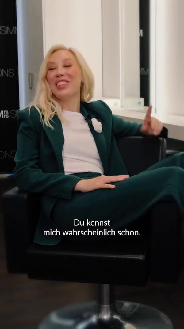 ✨&nbsp;Folgen&nbsp;&&nbsp;immer&nbsp;live&nbsp;dabei&nbsp;sein!&nbsp;<br/>(einfach&nbsp;auf&nbsp;den&nbsp;Button&nbsp;➕&nbsp;neben&nbsp;meinem&nbsp;Profilbild&nbsp;klicken)&nbsp;🎉&nbsp;<br/>5&nbsp;Facts&nbsp;über&nbsp;Svenja&nbsp;Simmons,&nbsp;die&nbsp;du&nbsp;garantiert&nbsp;noch&nbsp;nicht&nbsp;kennst.&nbsp;Wie&nbsp;oft&nbsp;sie&nbsp;wirklich&nbsp;im&nbsp;Pyjama&nbsp;unterwegs&nbsp;ist,&nbsp;erfährst&nbsp;du&nbsp;im&nbsp;Video.&nbsp;💤💚