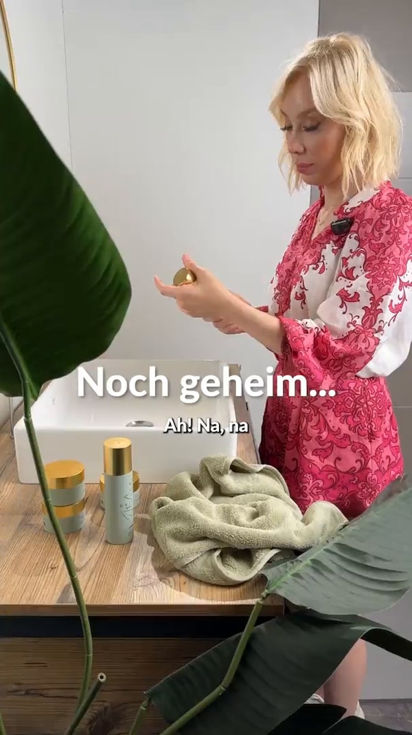 Psst...&nbsp;hier&nbsp;gibt&nbsp;es&nbsp;absolut&nbsp;gar&nbsp;nichts&nbsp;zu&nbsp;sehen!&nbsp;🤫🛑<br/><br/>Alles&nbsp;streng&nbsp;geheim!&nbsp;🤫✨&nbsp;Wenn&nbsp;du&nbsp;das&nbsp;größte&nbsp;Beauty-Geheimnis&nbsp;des&nbsp;Jahres&nbsp;aber&nbsp;auf&nbsp;keinen&nbsp;Fall&nbsp;verpassen&nbsp;willst,&nbsp;drück&nbsp;jetzt&nbsp;schnell&nbsp;auf&nbsp;Folgen!&nbsp;😉<br/><br/>So&nbsp;erfährst&nbsp;du&nbsp;alles&nbsp;als&nbsp;Erste!&nbsp;💖