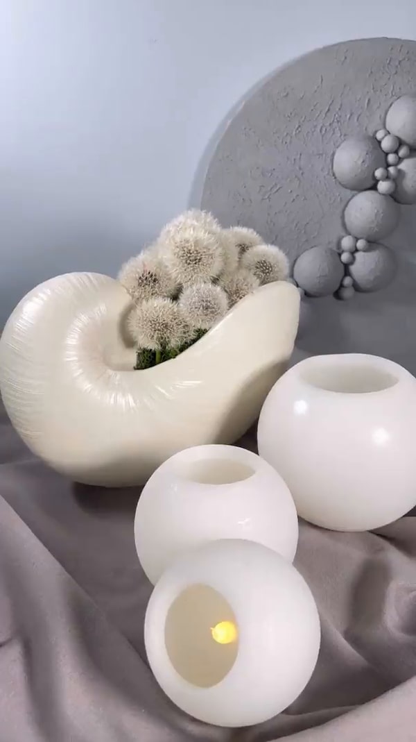 Dekotipp&nbsp;mit&nbsp;Pusteblumen&nbsp;<br/>Dafür&nbsp;habe&nbsp;ich&nbsp;verblühten&nbsp;Löwenzahn&nbsp;verwendet&nbsp;und&nbsp;durch&nbsp;die&nbsp;Stiele&nbsp;bis&nbsp;zur&nbsp;Knospe&nbsp;einen&nbsp;Schaschlikstab&nbsp;geschoben&nbsp;.&nbsp;<br/>Die&nbsp;Knospen&nbsp;gehen&nbsp;innerhalb&nbsp;von&nbsp;24&nbsp;Stunden&nbsp;auf.<br/>Die&nbsp;Pusteblumen&nbsp;fliegen&nbsp;im&nbsp;Gegensatz&nbsp;zu&nbsp;ihrem&nbsp;natürlichen&nbsp;Umfeld&nbsp;nicht&nbsp;weg.<br/>Einfach&nbsp;ausprobieren&nbsp;und&nbsp;staunen.<br/>Kreative&nbsp;Grüße&nbsp;Beate