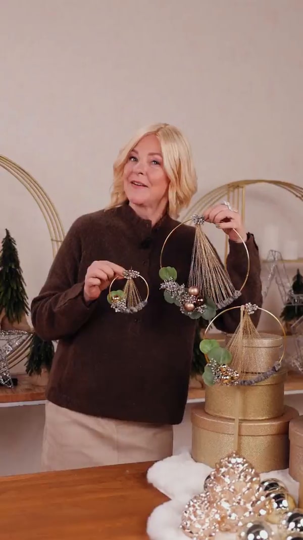 🎄&nbsp;Festliche&nbsp;Vibes&nbsp;incoming!&nbsp;Ich&nbsp;helfe&nbsp;dir&nbsp;dabei&nbsp;edle&nbsp;Weihnachtskränze&nbsp;zu&nbsp;gestalten&nbsp;&nbsp;✨&nbsp;Wie&nbsp;das&nbsp;geht,&nbsp;erfährst&nbsp;du&nbsp;in&nbsp;unserem&nbsp;Video&nbsp;auf&nbsp;YouTube.