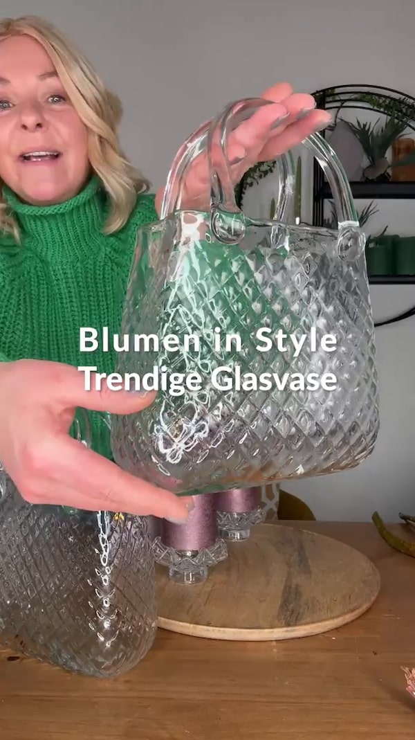 ✨&nbsp;Folgen&nbsp;&&nbsp;immer&nbsp;live&nbsp;dabei&nbsp;sein!<br/>(einfach&nbsp;auf&nbsp;den&nbsp;Button&nbsp;➕&nbsp;neben&nbsp;meinem&nbsp;Profilbild&nbsp;klicken)&nbsp;🎉<br/><br/>Trendiger&nbsp;Blickfang:&nbsp;Vase&nbsp;in&nbsp;Form&nbsp;einer&nbsp;Handtasche!&nbsp;👜&nbsp;Aus&nbsp;farblosem&nbsp;Glas&nbsp;mit&nbsp;geprägtem&nbsp;Rautenmuster,&nbsp;bringt&nbsp;sie&nbsp;einen&nbsp;stylischen&nbsp;Akzent&nbsp;in&nbsp;dein&nbsp;Zuhause.&nbsp;🌼<br/><br/>Ideal&nbsp;für&nbsp;kleine&nbsp;bis&nbsp;mittelgroße&nbsp;Blumensträuße&nbsp;oder&nbsp;einfach&nbsp;als&nbsp;dekoratives&nbsp;Objekt&nbsp;–&nbsp;dieser&nbsp;Hingucker&nbsp;macht&nbsp;jedes&nbsp;Interior&nbsp;besonders!&nbsp;✨