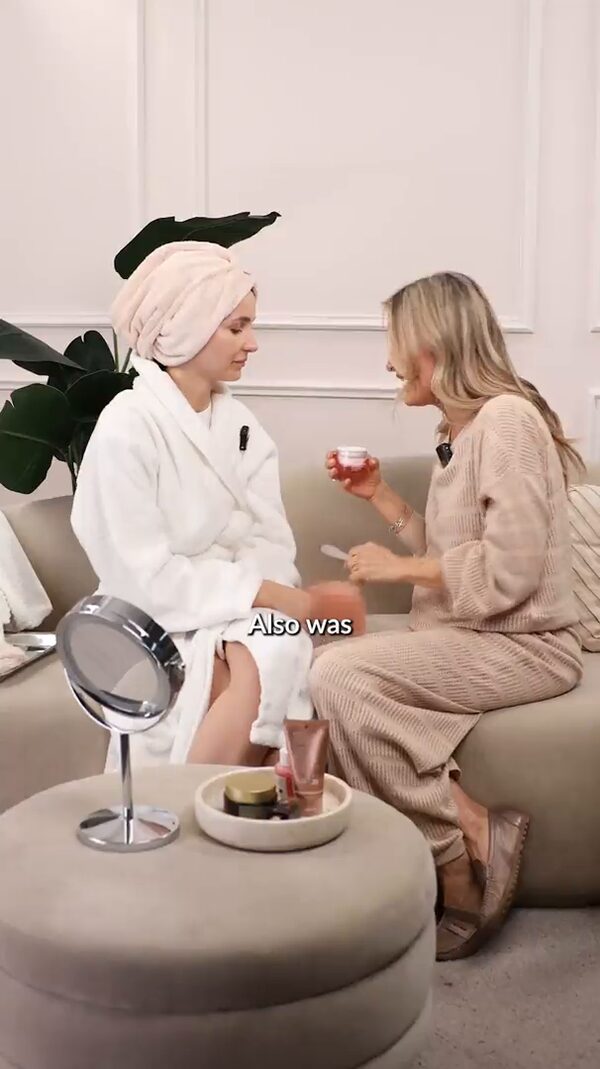 Nina&nbsp;und&nbsp;Aimee&nbsp;Wirtz&nbsp;testen&nbsp;unsere&nbsp;neue&nbsp;Marke&nbsp;–&nbsp;und&nbsp;so&nbsp;etwas&nbsp;gab&nbsp;es&nbsp;wirklich&nbsp;noch&nbsp;nie!&nbsp;🤯✨<br/>Die&nbsp;beiden&nbsp;sind&nbsp;super&nbsp;aufgeregt&nbsp;😍<br/>Und&nbsp;das&nbsp;Beste:&nbsp;Nina&nbsp;war&nbsp;früher&nbsp;Kosmetikerin&nbsp;💄&nbsp;–&nbsp;ihrem&nbsp;Urteil&nbsp;kann&nbsp;man&nbsp;also&nbsp;wirklich&nbsp;vertrauen!&nbsp;👀