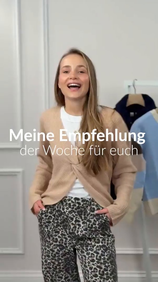 ✨&nbsp;NEW&nbsp;IN&nbsp;✨<br/>Meine&nbsp;Top-Empfehlung&nbsp;des&nbsp;Monats:&nbsp;ein&nbsp;stylisches&nbsp;Oberteil&nbsp;von&nbsp;C’est&nbsp;Paris&nbsp;by&nbsp;C’est&nbsp;tout&nbsp;🤍&nbsp;–&nbsp;frisch,&nbsp;trendstark&nbsp;und&nbsp;ein&nbsp;echtes&nbsp;Must-have!<br/><br/>📺Jeden&nbsp;zweiten&nbsp;Freitag&nbsp;um&nbsp;11:15&nbsp;Uhr&nbsp;gehe&nbsp;Ich&nbsp;live&nbsp;und&nbsp;zeig&nbsp;die&nbsp;neusten&nbsp;Fashion-&nbsp;und&nbsp;Beauty-Trends&nbsp;direkt&nbsp;auf&nbsp;deinem&nbsp;Bildschirm.&nbsp;Du&nbsp;bekommst&nbsp;exklusive&nbsp;Tipps,&nbsp;Ich&nbsp;erkläre&nbsp;die&nbsp;Highlights&nbsp;der&nbsp;Kollektion&nbsp;und&nbsp;beantwortet&nbsp;im&nbsp;Chat&nbsp;Fragen&nbsp;in&nbsp;Echtzeit.&nbsp;Perfekt,&nbsp;um&nbsp;die&nbsp;neuesten&nbsp;Styles&nbsp;direkt&nbsp;zu&nbsp;entdecken&nbsp;und&nbsp;nichts&nbsp;zu&nbsp;verpassen!<br/><br/>UND&nbsp;um&nbsp;natürlich&nbsp;nie&nbsp;was&nbsp;zu&nbsp;verpassen,&nbsp;drückt&nbsp;gerne&nbsp;das&nbsp;+&nbsp;neben&nbsp;meinem&nbsp;Namen&nbsp;um&nbsp;mir&nbsp;zu&nbsp;folgen!!