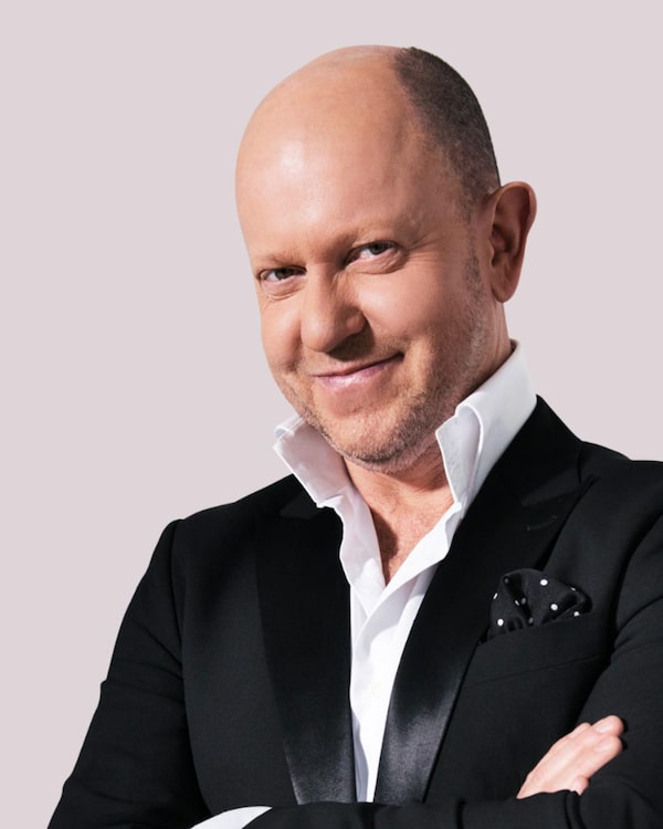Exklusiv vor TV: sportlich schicke Mode in Naturtönen