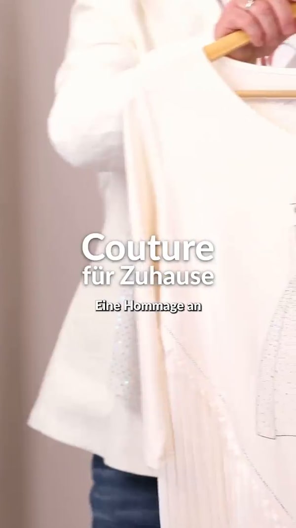 Dieses&nbsp;Shirt&nbsp;ist&nbsp;mehr&nbsp;als&nbsp;nur&nbsp;ein&nbsp;Oberteil.<br/>Feine&nbsp;Plisseedetails&nbsp;treffen&nbsp;auf&nbsp;einen&nbsp;asymmetrischen&nbsp;Schnitt&nbsp;und&nbsp;eine&nbsp;detaillierte&nbsp;Skizze.<br/>Design&nbsp;zum&nbsp;Tragen.&nbsp;Kunst&nbsp;zum&nbsp;Fühlen.&nbsp;✨<br/><br/>Folge,&nbsp;um&nbsp;keine&nbsp;Streams&nbsp;mehr&nbsp;zu&nbsp;verpassen