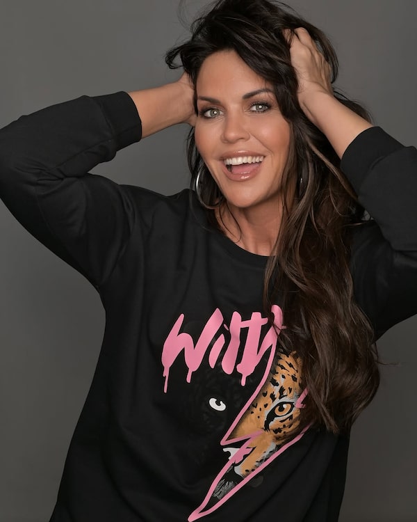 Background for 🐆&nbsp;Be&nbsp;wild,&nbsp;be&nbsp;you!&nbsp;💛&nbsp;ich&nbsp;habe&nbsp;euch&nbsp;coole&nbsp;Looks&nbsp;ohne&nbsp;Kompromisse&nbsp;kreiert:&nbsp;Mein&nbsp;Sweatshirt&nbsp;von&nbsp;curvy&nbsp;me&nbsp;kombiniert&nbsp;die&nbsp;perfekte&nbsp;Passform&nbsp;mit&nbsp;einem&nbsp;Retro-Design,&nbsp;das&nbsp;auffällt!⚡️🐆&nbsp;Lass&nbsp;dich&nbsp;von&nbsp;meinen&nbsp;Styles&nbsp;inspirieren.