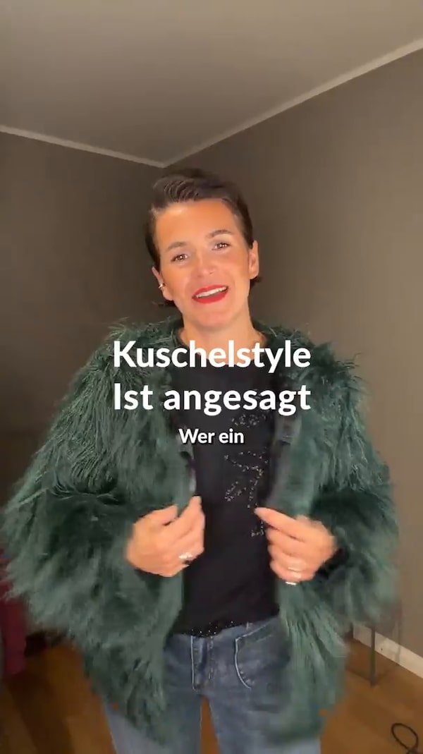 Kuscheliger&nbsp;Webpelz&nbsp;trifft&nbsp;auf&nbsp;einen&nbsp;lässigen&nbsp;Schnitt&nbsp;und&nbsp;macht&nbsp;kalte&nbsp;Tage&nbsp;ein&nbsp;bisschen&nbsp;schöner.&nbsp;🤍<br/>Die&nbsp;kurze,&nbsp;kastige&nbsp;Form&nbsp;und&nbsp;der&nbsp;praktische&nbsp;Hakenverschluss&nbsp;bringen&nbsp;Cozy-Feeling&nbsp;mit&nbsp;modernem&nbsp;Twist&nbsp;in&nbsp;deinen&nbsp;Look.&nbsp;✨