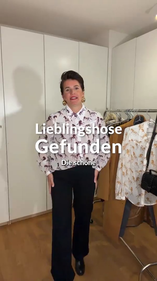 Lässiger&nbsp;Komfort&nbsp;trifft&nbsp;auf&nbsp;einen&nbsp;eleganten&nbsp;Look&nbsp;und&nbsp;macht&nbsp;diese&nbsp;Jogpant&nbsp;zum&nbsp;echten&nbsp;Alltagsliebling.&nbsp;✨<br/>Der&nbsp;elastische&nbsp;Bund,&nbsp;der&nbsp;gerade&nbsp;Schnitt&nbsp;und&nbsp;die&nbsp;glänzenden&nbsp;Seitenstreifen&nbsp;sorgen&nbsp;für&nbsp;entspannten&nbsp;Style&nbsp;mit&nbsp;einem&nbsp;kleinen&nbsp;Extra.&nbsp;🤍