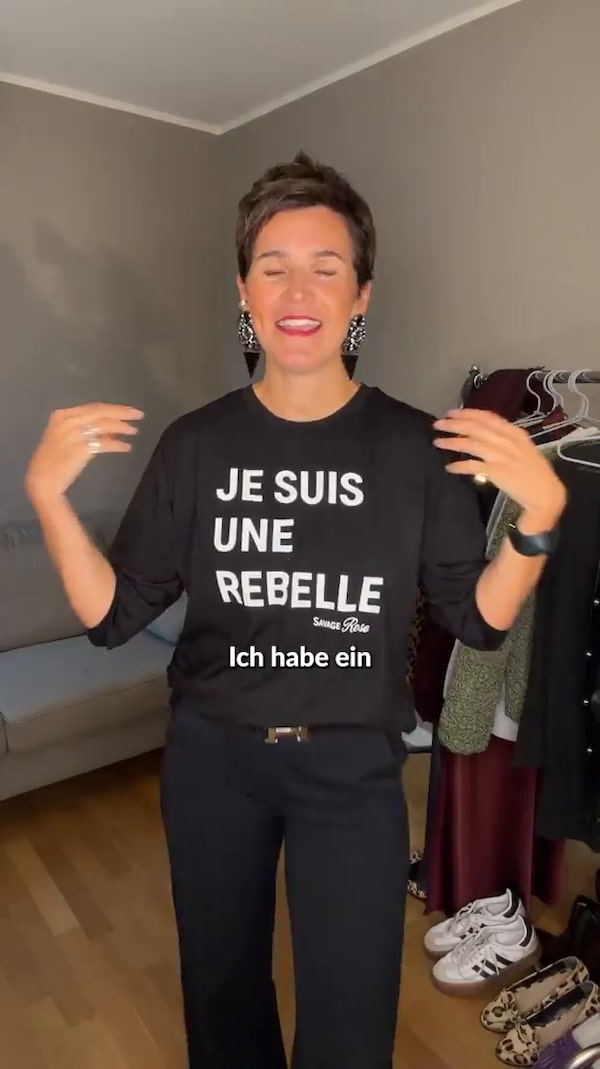 Manchmal&nbsp;sagt&nbsp;ein&nbsp;Statement&nbsp;mehr&nbsp;als&nbsp;tausend&nbsp;Worte.&nbsp;Dieses&nbsp;weiche&nbsp;Langarmshirt&nbsp;mit&nbsp;auffälligem&nbsp;Schriftzug&nbsp;und&nbsp;schmeichelhaftem&nbsp;Rundum-Komfort&nbsp;bringt&nbsp;deine&nbsp;rebellische&nbsp;Seite&nbsp;ganz&nbsp;lässig&nbsp;zum&nbsp;Vorschein.&nbsp;🖤